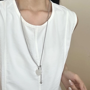 Collier à pendentif coeur minimaliste avec pompon en perles sur chaîne serpent argentée