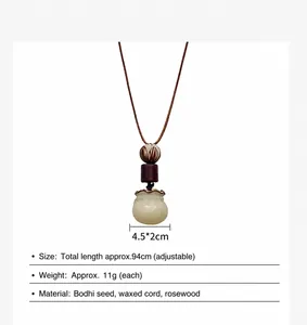 Détail du collier ethnique avec bloc de bois de santal et pendentif en racine de bodhi