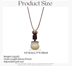 Détail du collier pendentif sac de chance vintage avec cordon réglable et perles marron