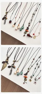 Détails de colliers ethniques avec perles en bois et divers pendentifs en alliage