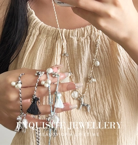 Détail d'un collier en corde tissée avec perle, pendentif cheval et pompon élégant
