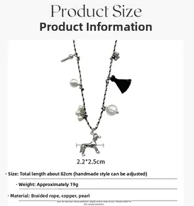 Détails du long collier tressé avec pompon, perle et pendentif cerf en argent