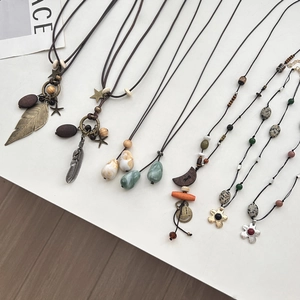 Ensemble de colliers pendentifs fleurs rétro bohème avec cordon cuir et plumes