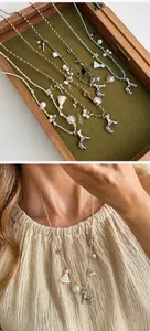 Détail de colliers en corde tressée colorée avec pendentifs animaux et pompons