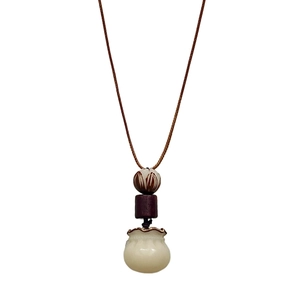 Long collier ethnique avec pendentif fleur et sac porte-bonheur et cordon tressé