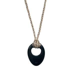 Collana minimalista con ciondolo a goccia nero cavo e cordino intrecciato in stile retrò