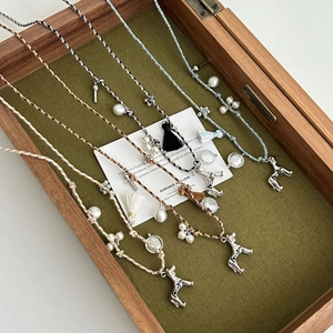 Collier en Cordon Tressé pour Femmes Avec Pendentif Chien en Cuivre et Künstliche Perles de Culture Bohème Gland Chaîne de Pull Longue