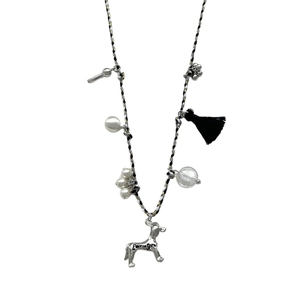 Long collier chien tressé avec perles blanches, pompon noir et chiot en métal gravé