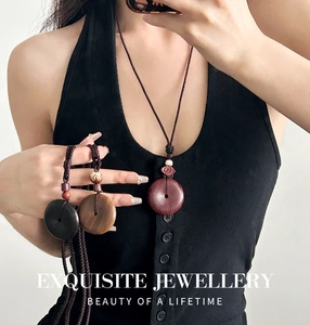 Vue détaillée des colliers pendentifs vintage en bois de santal avec cordes tressées