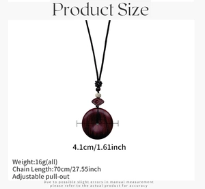 Vue détaillée du pendentif Ping'an en bois de santal rouge avec cordon noir ajustable