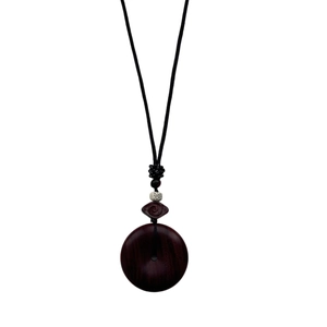 Pendentif vintage en bois de santal avec cordon tressé noir et perles déco