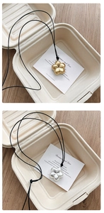 Détails de pendentifs en forme de fleur 3D en métal mat avec finitions or et argent