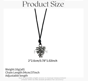 Detailansicht des Tannenzapfenanhängers 2x2,6 cm und verstellbarer 94 cm langer Kette
