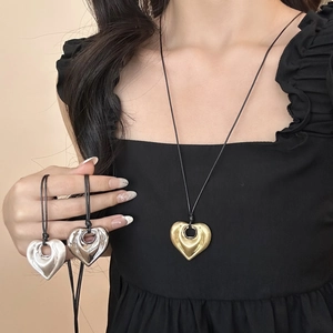 Collier pendentif cœur minimaliste avec design creux et cordon noir en trois couleurs