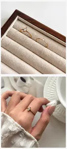 Detailansicht eines minimalistischen 18K vergoldeten Rings mit Marquise-Zirkonia auf Box