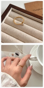 Anillo minimalista de acero bañado en oro 18K con circón marquesa en joyero