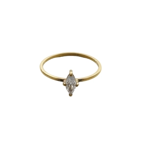Anillo minimalista de acero de titanio chapado en oro de 18K con circón de corte marquise