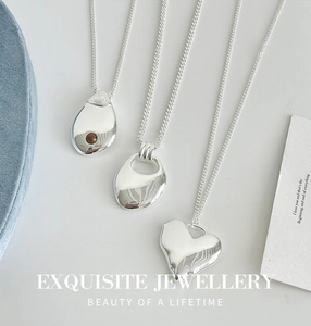 Set di tre collane in argento con ciondoli a forma di goccia, anello cavo e cuore