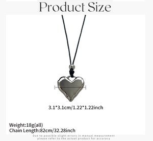 Detail van de hartvormige hanger van 3,1 cm en de afmetingen van de 82 cm lange ketting