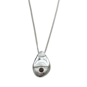 Collana a goccia in argento con finitura a specchio e intarsio tondo in pietra marrone