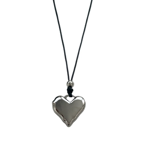 Minimalistische hart hanger ketting in zilver met zwart koord en gepolijste afwerking