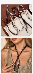 Detail van de vintage zijden sjaalketting met houten kralen en marmeren texturen