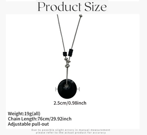 Details van de verstelbare ketting van 76 cm en de zwarte stenen hanger van 2,5 cm