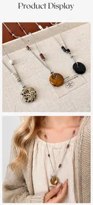 Detailweergave en modelfoto van natuurstenen donut hangers aan een zilveren metalen ketting