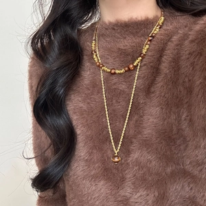 Vintage goudkleurige gelaagde ketting met bruine tijgeroog kralen voor herfst en winter mode