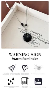 Detailweergave van de ketting met zwarte steen hanger en sieraden onderhoudstips