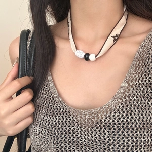 Vintage zijden sjaal ketting met marmeren kralen op een beige stoffen bandje