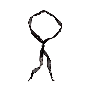 Vintage zijden sjaal ketting met zwart-wit paisley patroon en een bruine decoratieve gesp