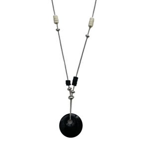 Minimalistische lange trui-ketting met zilveren ketting en zwarte Ping'an Kou hanger