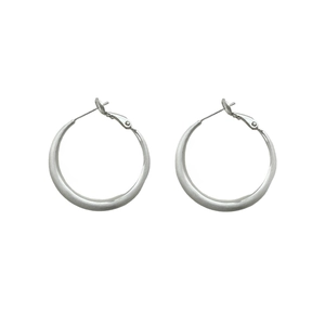 Minimalistische zilveren matte metalen oorringen met een veilige kliksluiting