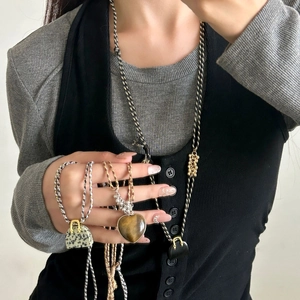 Collana bohémien intrecciata con pendente a cuore in occhio di tigre e borsa