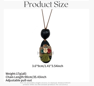 Detail van de etnische lange ketting met notendop-hanger en groene kwast afmetingen