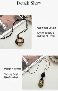 Detail van de boho notendop ketting met houten hanger en groene kwastjes afwerking