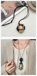 Lange trui ketting in retro stijl met houten hanger en groen kwastje detail