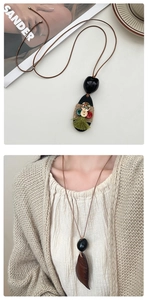 Detail van een retro lange ketting met zaden en kleurrijke knoopversieringen