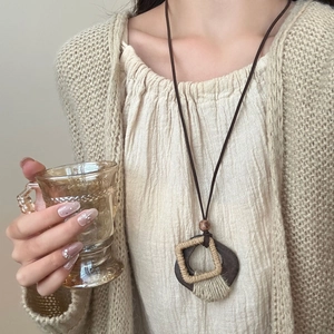 Retro bosstijl lange ketting met houten hanger en geweven frame op gebreide kleding