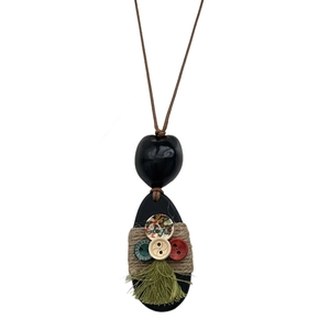 Artistieke hartvormige ketting met henneptouw, vintage knopen en groene katoenen kwast