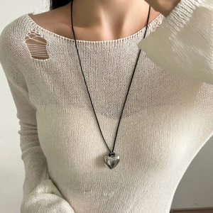 Gepolijste zilveren hartvormige hanger aan lange zwarte leren koordketting