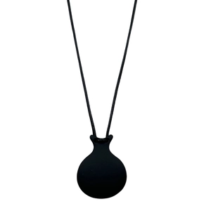 Collana con ciondolo a bollitore nero opaco minimalista dal design elegante e sobrio