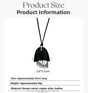 Gedetailleerde productafmetingen voor de minimalistische lederen en metalen hanger ketting