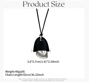 Maattabel met afmetingen voor een lange leren ketting met metalen hanger detail