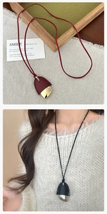 Details minimalistischer Halsketten aus Leder und Metall in Schwarz und Burgund