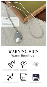 Detailopname van een klokvormige leren hanger met instructies voor het onderhoud van sieraden