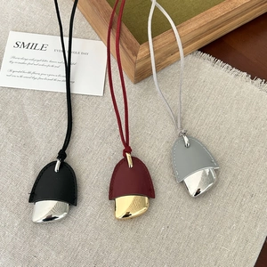 Minimalistische Leder Kupferlegierung Geometrische Anhänger Lange Pulloverkette Halskette Für Damen Vintage Gemischtes Material Modeschmuck