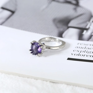 Elegante anillo de amatista púrpura con engaste de corona y acabado en plata