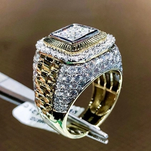Vue macro de bague carrée hip-hop pour homme avec zircons et anneau bicolore en métal